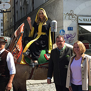 Laila Noeth, Bernhard Klier und Katrin Schilz  von Löwenbräu und Spaten